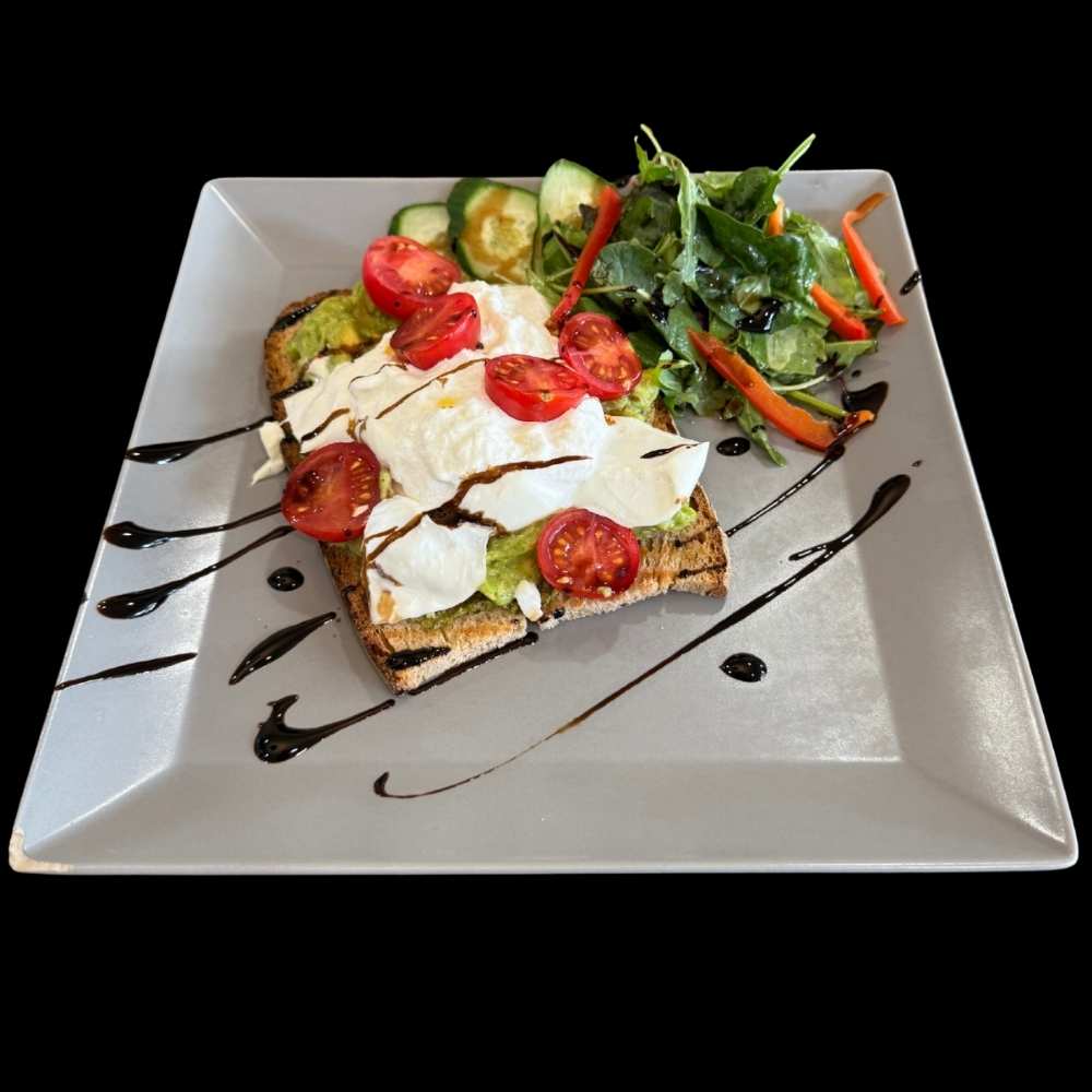 Dinkelbrot mit Avocado, Burrata, Tomaten und Salat – Toast Brothers Berlin