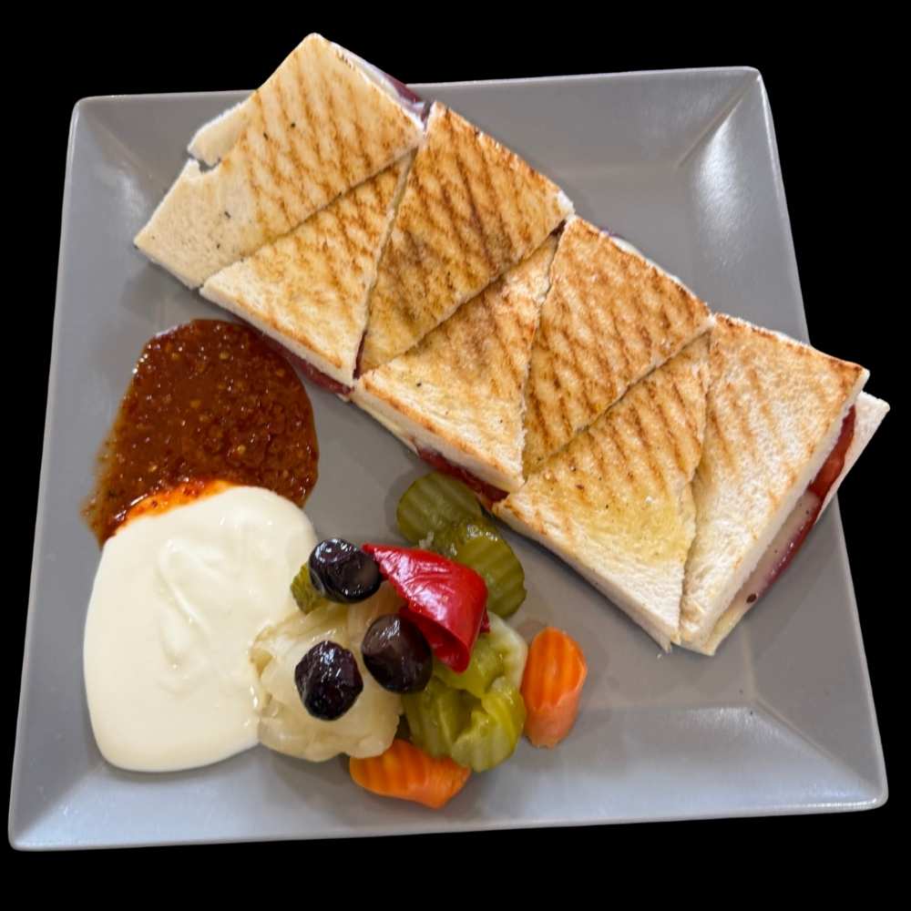 Getoastetes Sandwich mit Käse, Ajvar und Joghurt – Toast Brothers Berlin